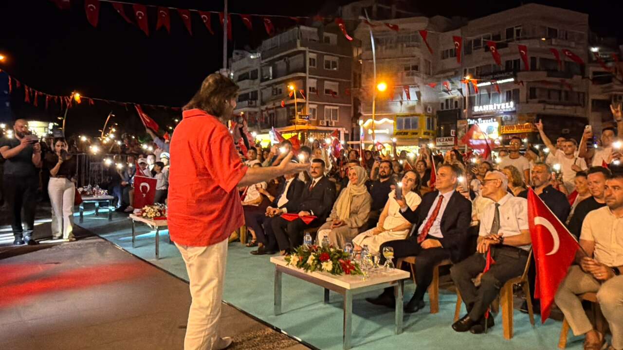 Ahmet Şafak, 15 Temmuz Gecesinde Yeni Türküsünü İlk Kez Marmaris’te Söyledi 1